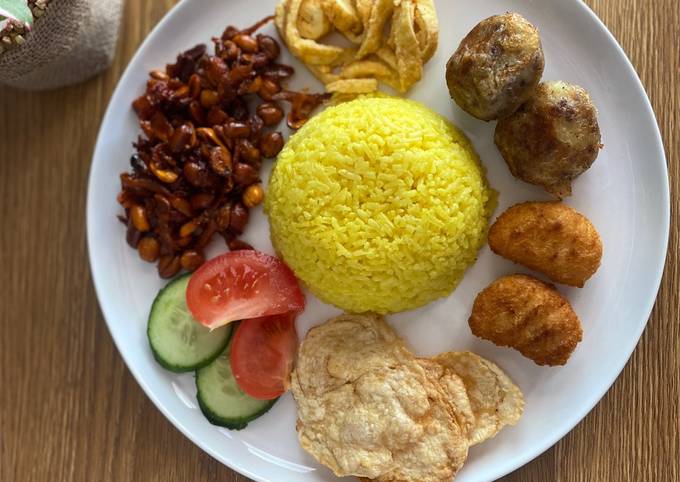 Nasi Kuning Dikukus