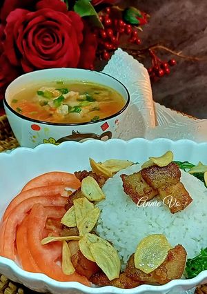 Hình của món Cơm thịt heo chiên tỏi Thái Lan.