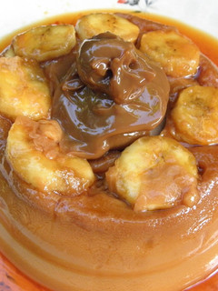 Una foto de Flan de dulce de leche y bananas