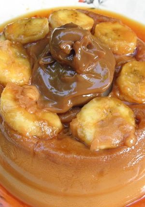 Una foto de Flan de dulce de leche y bananas