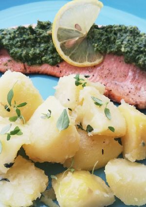 Lazacpisztráng spenótos pestoval, kakukkfüves burgonyával recept fotója