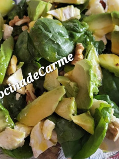 Una foto de Ensalada de espinacas, rulo de cabra y aguacate