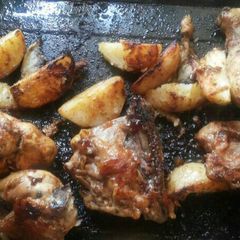 A picture of Frý chicken and potatoes.