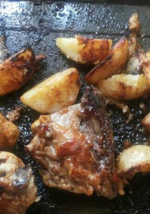 A picture of Frý chicken and potatoes.