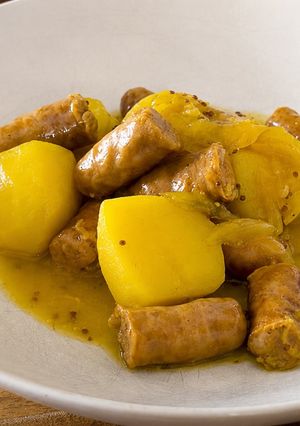 Una foto de Papas con salchichas a la mostaza
