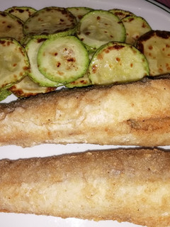 Una foto de Pijotas fritas con calabacín a la plancha 🐟🥒