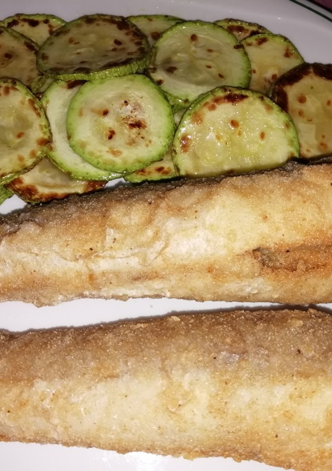 Una foto de Pijotas fritas con calabacín a la plancha 🐟🥒