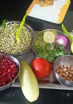 ફણગાવેલા મગનું સલાડ (Sprout Mag Salad Recipe In Gujarati) રેસીપી મુખ્ય ફોટો