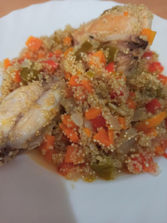 Una foto de Quinoa con pollo y verduras