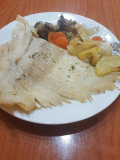 Una foto de Raya al horno con patatas