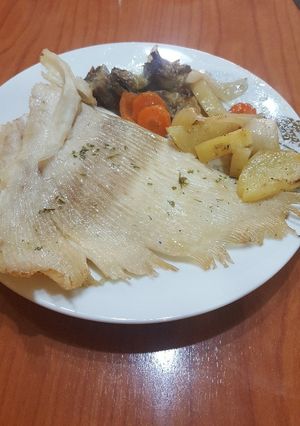 Una foto de Raya al horno con patatas