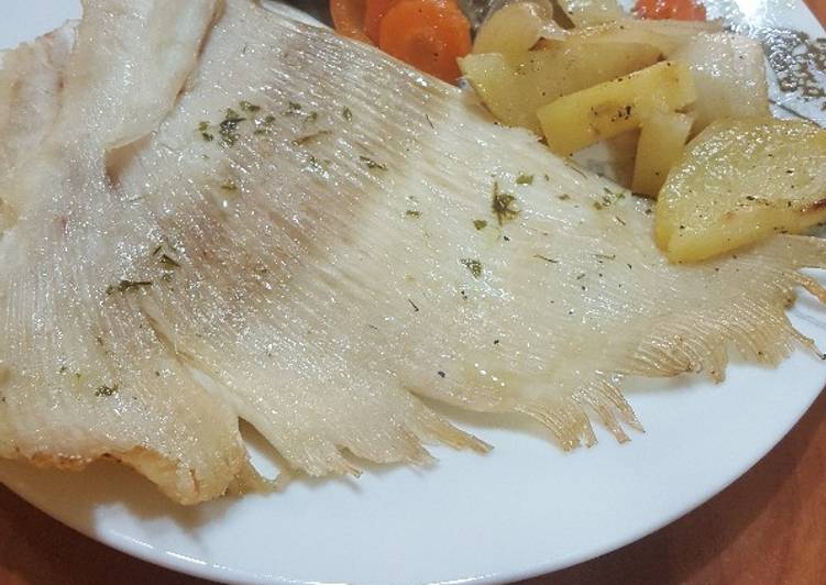 Raya al horno con patatas