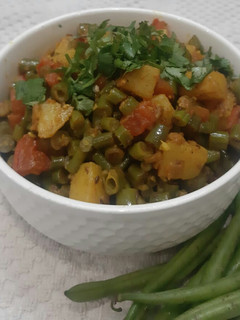 फ्रेंच बीन्स आलू की सब्जी (french beans aloo ki sabzi recipe in Hindi) रेसिपी मुख्य फोटो