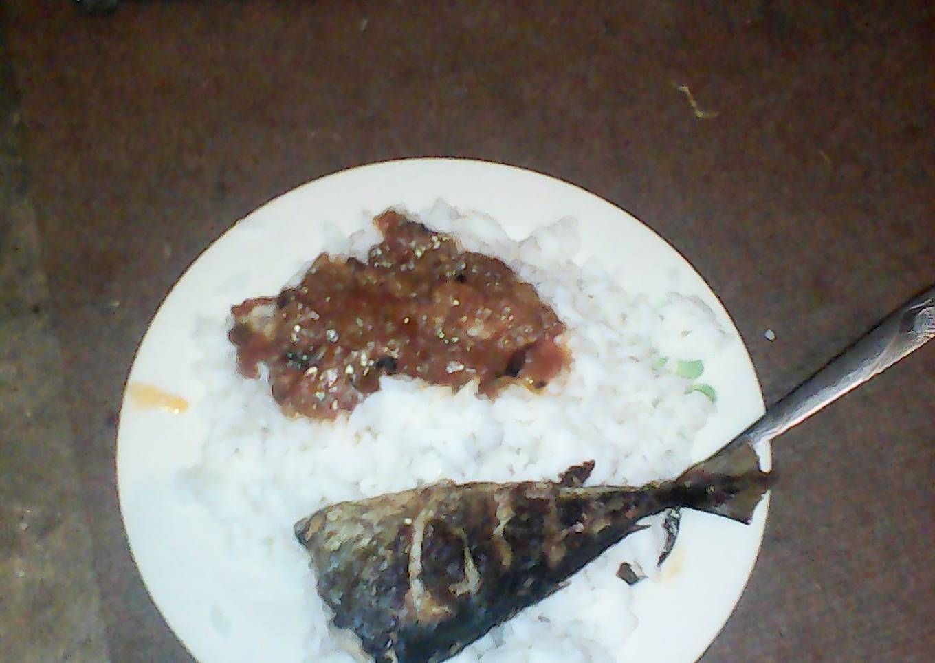 Fried carapau fish and tomato gravy