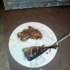 A picture of Fried carapau fish and tomato gravy.