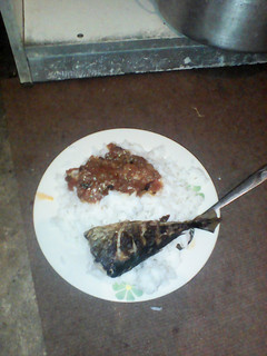 A picture of Fried carapau fish and tomato gravy.