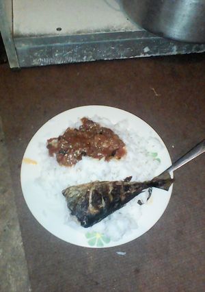 A picture of Fried carapau fish and tomato gravy.