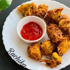 A picture of Aloo Pakudi.