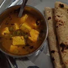 A picture of Matar paneer.