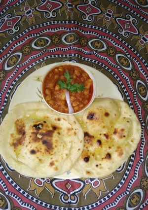 બટર નાન વિથ પંજાબી છોલે રેસીપી મુખ્ય ફોટો