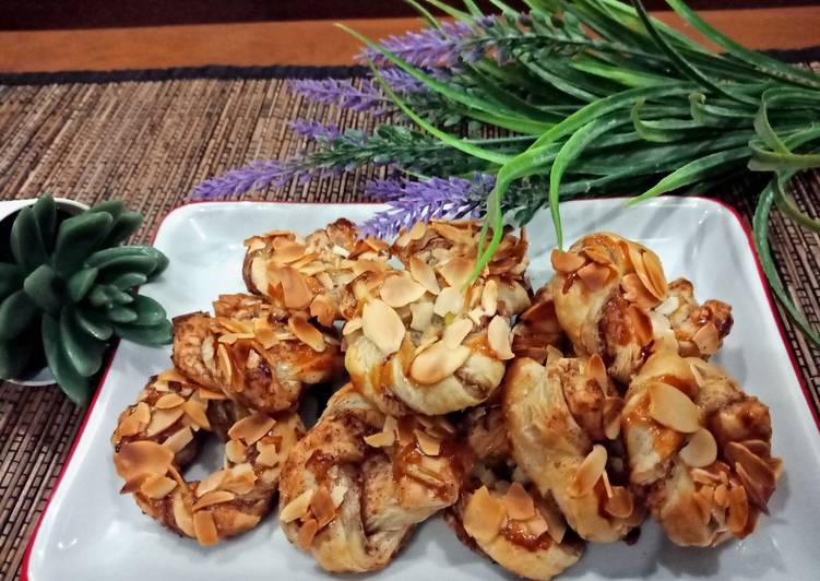 Cinnamon Ring with Crunchy Almond