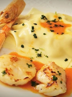 Una foto de Lasaña de Wonton rellena de Vieiras y Cigalas con bechamel