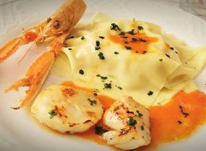 Foto principal de Lasaña de Wonton rellena de Vieiras y Cigalas con bechamel