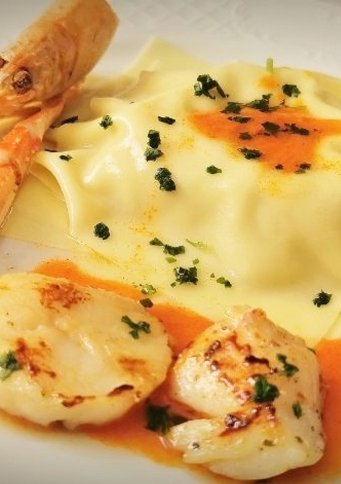 Una foto de Lasaña de Wonton rellena de Vieiras y Cigalas con bechamel