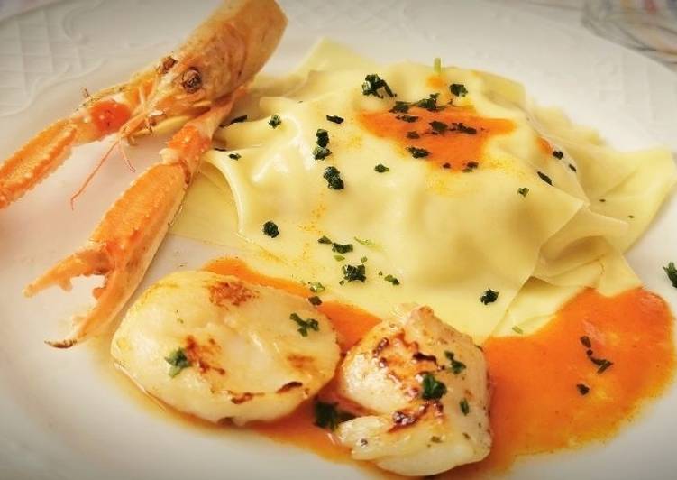 Lasaña de Wonton rellena de Vieiras y Cigalas con bechamel