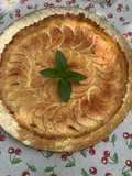 Tarta de hojaldre con crema pastelera y manzanas