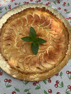 Una foto de Tarta de hojaldre con crema pastelera y manzanas