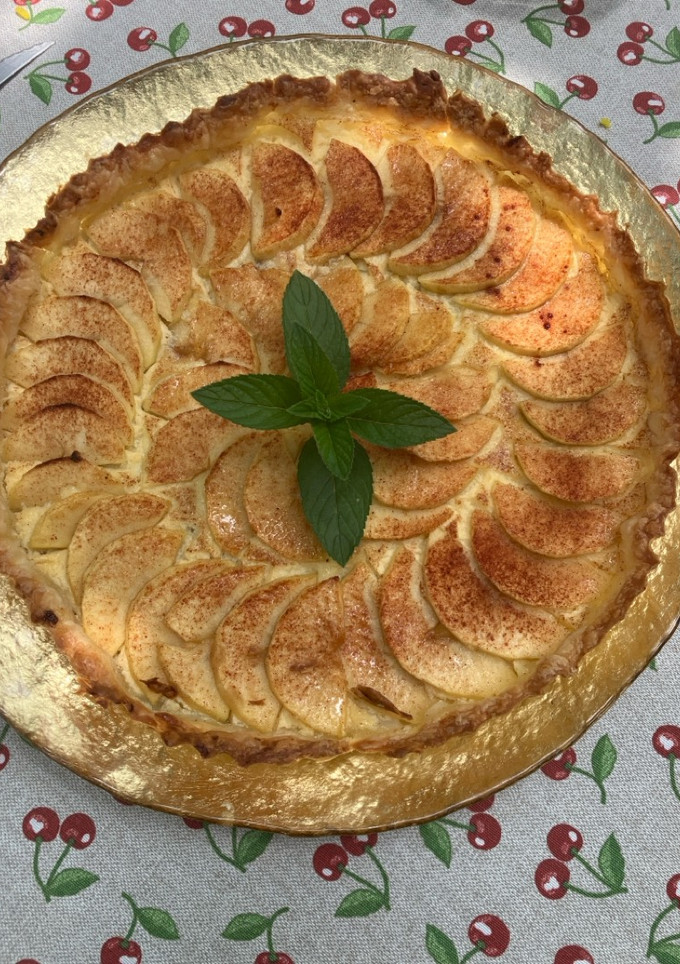 Una foto de Tarta de hojaldre con crema pastelera y manzanas