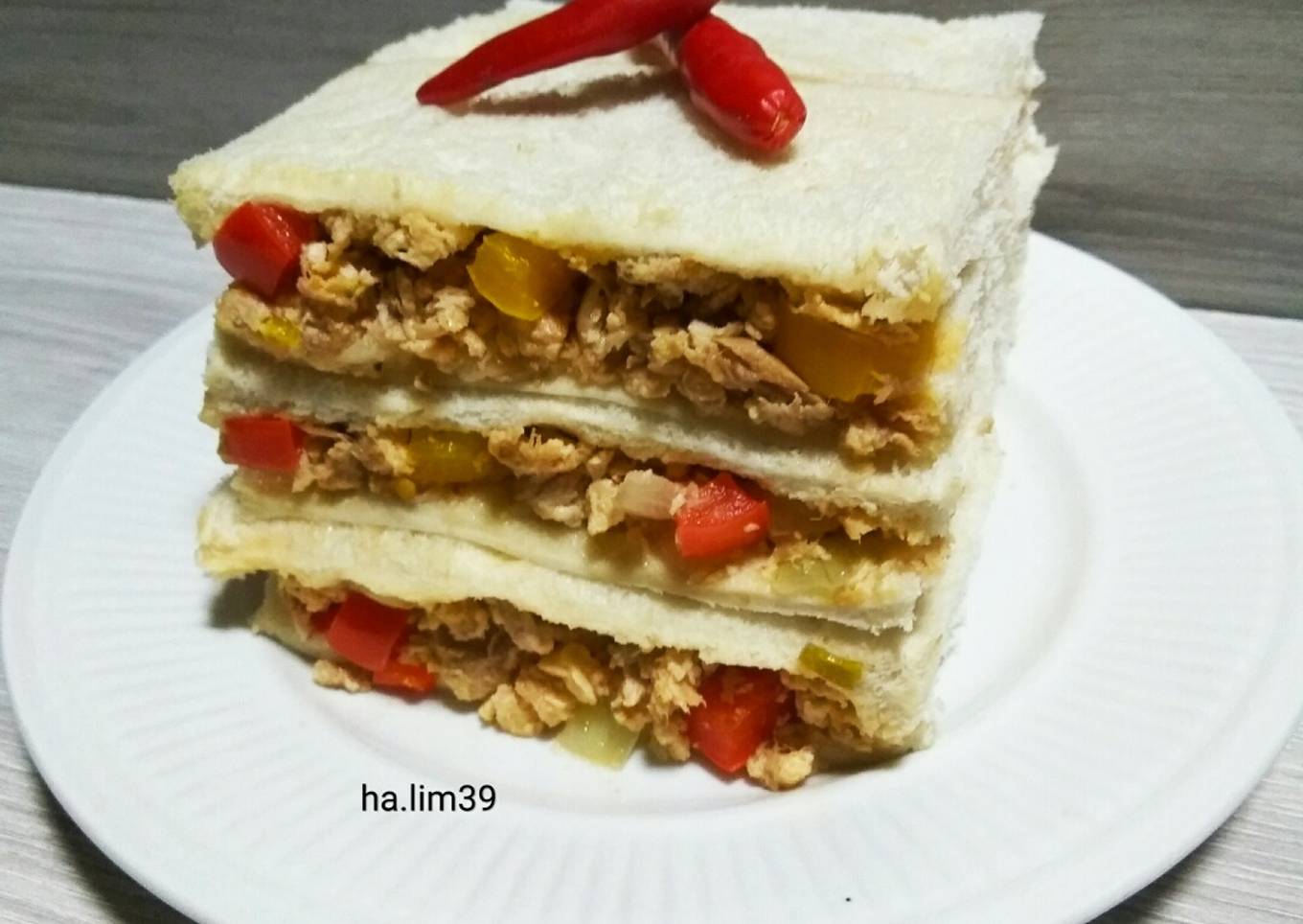 Sandwic cili dengan tuna dan telur