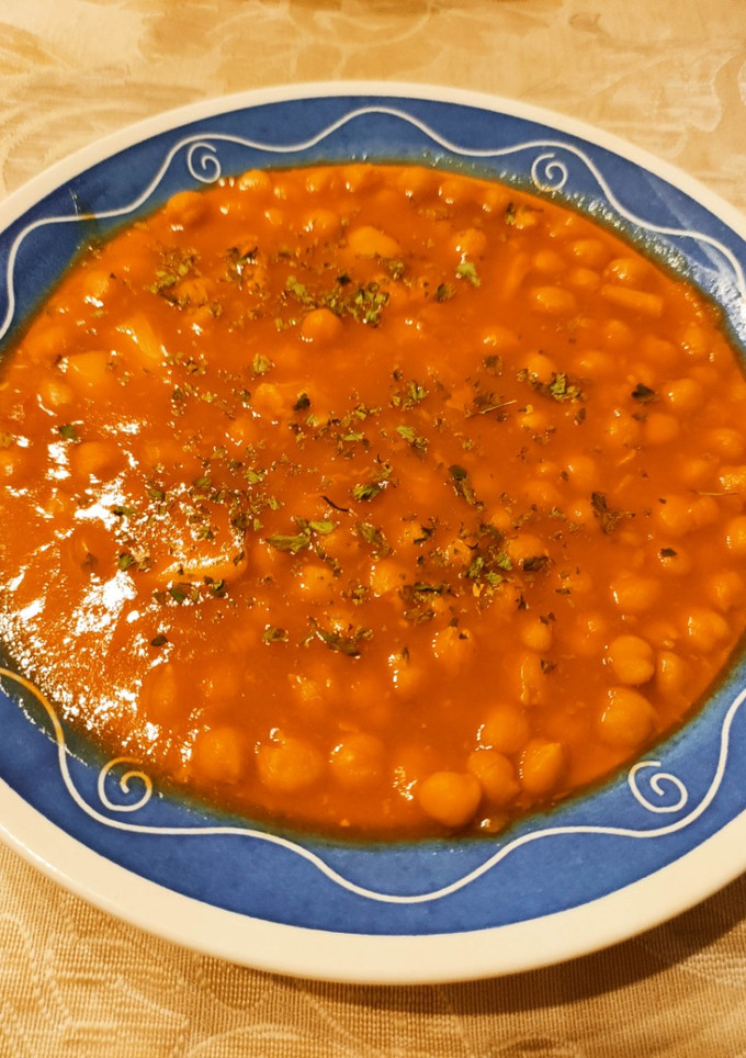 Una foto de Guiso de Garbanzos con Sepia, Cúrcuma y Yakiniku