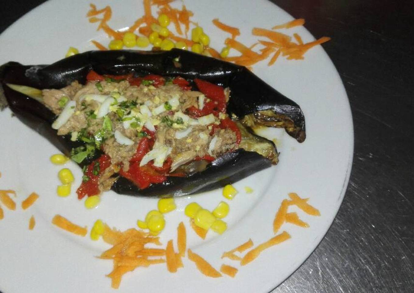 Berenjena con primientos asados aliñados con atún y huevo
