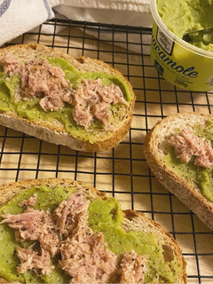 Una foto de Tostas rápidas de guacamole y atún🥑🥑