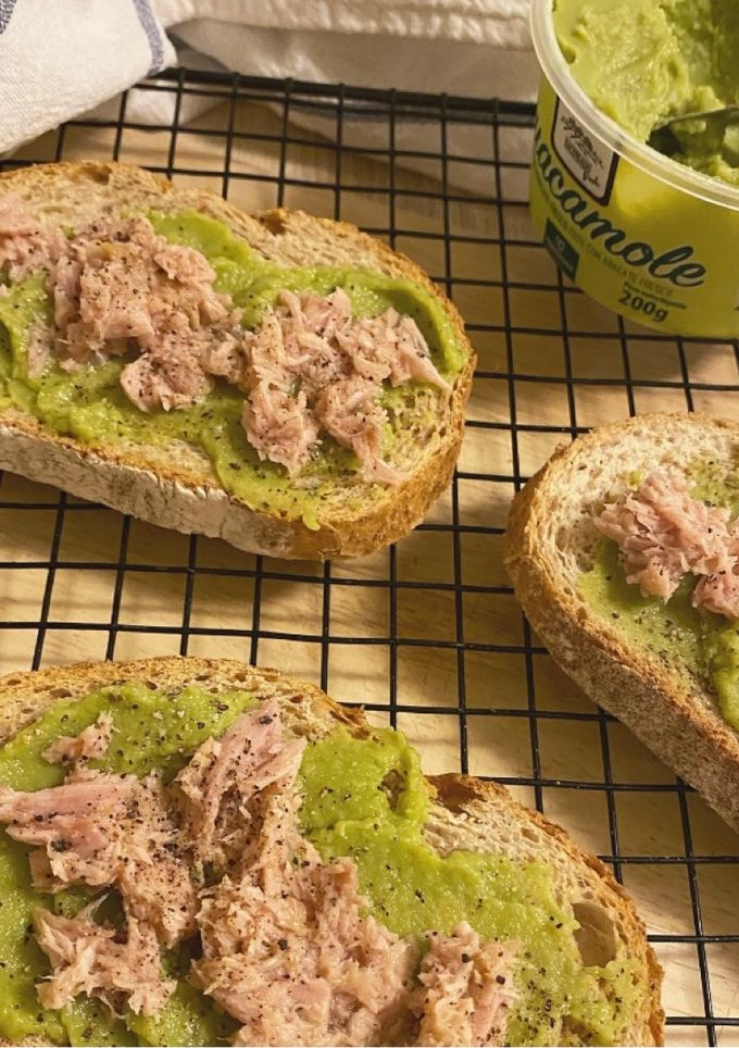Una foto de Tostas rápidas de guacamole y atún🥑🥑