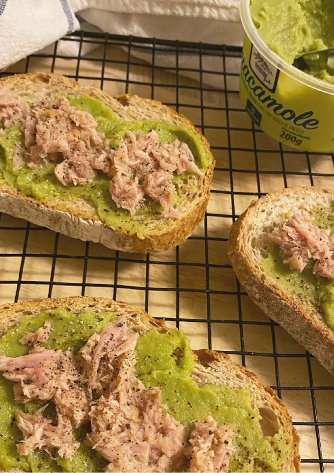 Una foto de Tostas rápidas de guacamole y atún🥑🥑