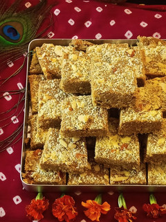 કાટલું પાક (Katlu Paak Recipe In Gujarati) રેસીપી મુખ્ય ફોટો
