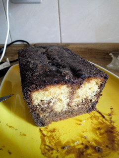 Una foto de Espectacular budín marmolado con glaseado de chocolate