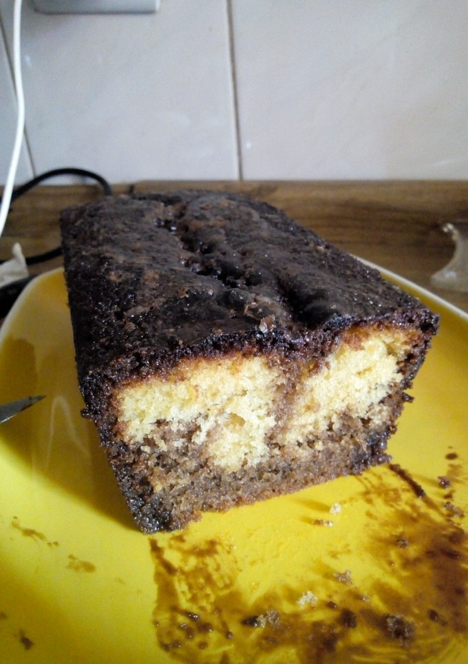 Una foto de Espectacular budín marmolado con glaseado de chocolate