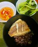 Thực đơn giảm cân : cơm gạo lứt với cá chiên + cải xào