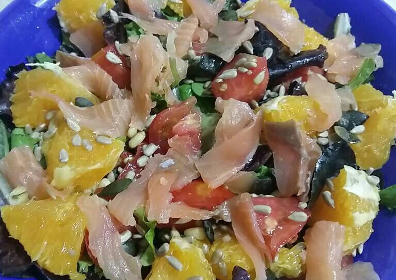 Ensalada con salmón ahumado, naranja y frutos secos