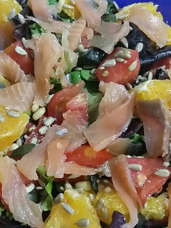 Una foto de Ensalada con salmón ahumado, naranja y frutos secos
