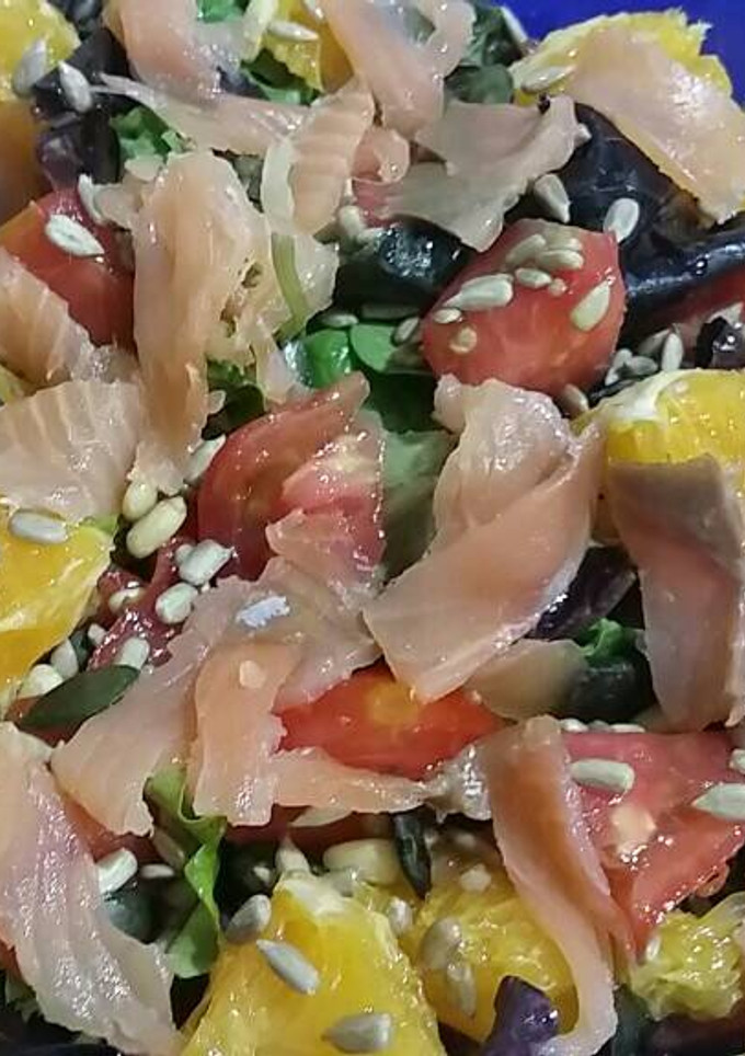 Una foto de Ensalada con salmón ahumado, naranja y frutos secos