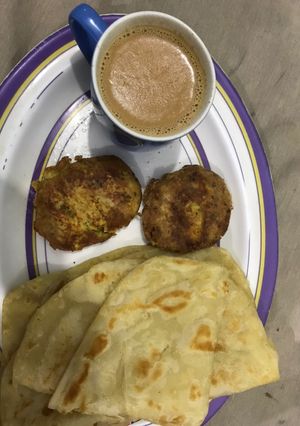 A picture of Chicken kabab with Paratha.