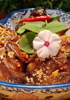 Hình của món Chim cút chiên bơ.