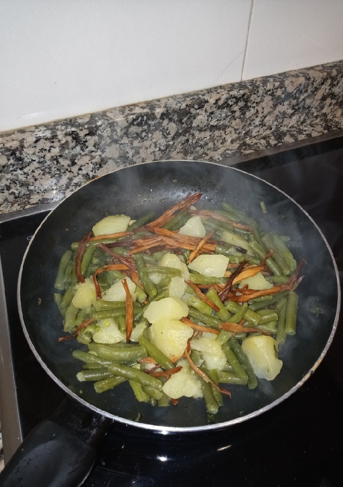 Una foto de Judías con patata y pétalos de lirio. Pon flores en tu boca👄