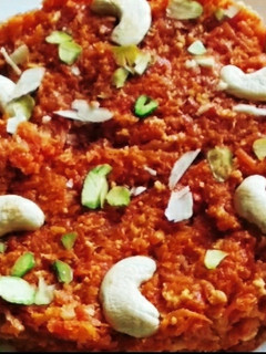 गाजर का हलवा (Gajar ka halwa recipe in hindi) रेसिपी मुख्य फोटो