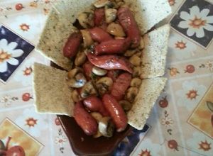 Una foto de Cazuela con chistorra y champiñones